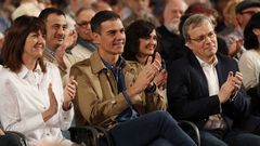 El presidente del Gobierno y secretario general del PSOE, Pedro S�nchez, junto a la secretaria general del PSE-EE, Idoia Mendia, durante la presentaci�n de la candidatura del socialista Alfredo Retortillo para el ayuntamiento vizca�no de Barakaldo