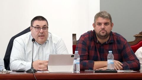 El regidor, Francisco P�rez, y el teniente de alcalde y edil de Hacienda, Manolo Seijas, en el pleno de organizaci�n tras la moci�n de censura.