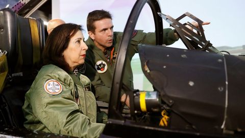 La ministra Margarita Robles, durante su visita a la  Base A�rea de Torrej�n de Ardoz para conocer las caracter�sticas y funcionamiento del simulador C15, del Ala12, una de las unidades principales del Mando A�reo de Combate (MACOM) del Ej�rcito del Aire