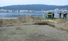 <span lang= es-es >A�o 2007</span>. Otra empresa solicit� en su d�a permiso para el desguace en Brens. En la imagen, el 5 de febrero del 2007, paralizaci�n de las obras, por parte del entonces alcalde, Antonio Dom�nguez. 