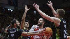 Varios jugadores naranjas defienden a Maric durante el duelo ante el Girona.