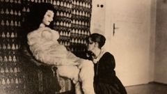 La artista Hermine Moss trabajando en la confecci�n de la mu�eca Alma, en M�nich en 1919. 