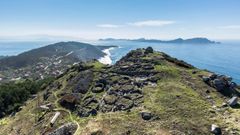 Castro del Facho, en Don�n, Cangas, con las C�es al fondo
