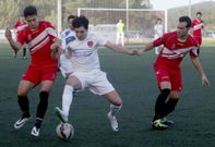Los futbolistas del Uni�n Saviola y Albina presionan la salida de la pelota del jugador del Sig�eiro.