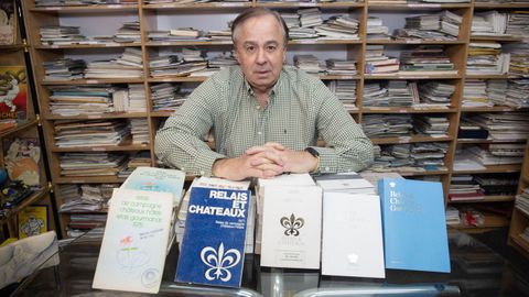 El coleccionista Antonio Cancela conserva todas las ediciones de la gu�a Relais & Chateaux