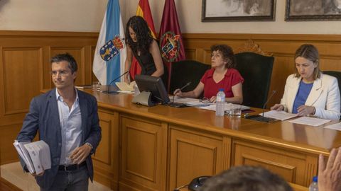 Borja Verea pasa por delante de la alcaldesa, en una imagen de archivo de un pleno municipal.