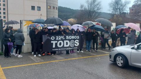Familias de alumnos del CEIP Pluriling�e de Covas se concentraron por d�cimo viernes lectivo consecutivo ante la puerta del colegio para reclamar m�s profesores de apoyo