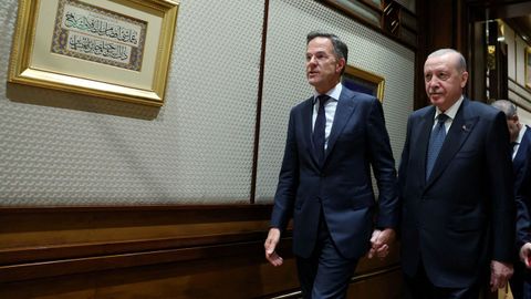 De izquierda a derecha, Mark Rutte, secretario general de la OTAN, y Tayyip Erdogan, presidente de Turqu&iacute;a.