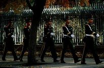 Polic�as paramilitares chinos patrullan la zona donde se celebrar� el plenario del PC.