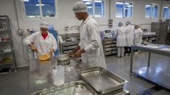 Alumnos del ciclo de industria alimentaria del Coroso durante una clase pr�ctica