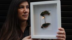 Beli Fiestras, con una escultura hecha con barro y c�sped artificial. 