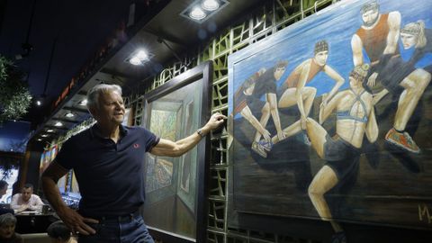 Manuel Moledo, al lado de una de sus pinturas en El Olivo, en la calle coru�esa de Alfredo Vicenti