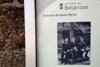 Imagen del panel de Lorca junto a la iglesia del Azougue.