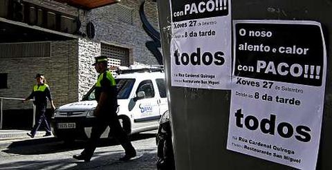 Algunos de los escasos carteles que han brotado en la ciudad tras la agitada semana pol�tica vivida en Ourense.