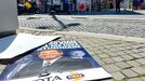 Un cartel electoral de la formaci�n ultraderechista Chega, tirado en una calle de Oporto.