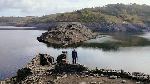 As� se ve�a este jueves Castro Candaz desde la margen derecha del Mi�o