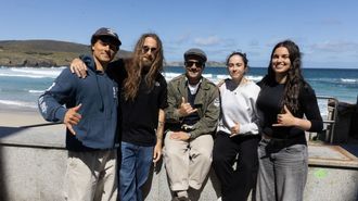 De izquierda a derecha: Xi�n Castro, V�ctor Gonz�lez, Toni Varela, Saray Veiga y Mireia Couto. Todos ellos pertenecen a la One Surf Academy de Malpica.