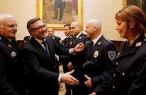 El alcalde, �ngel Curr�s, saluda a los nuevos mandos de la Polic�a Local.