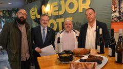 De izquierda a derecha, Miguel Llano, director de Idea Redonda, Alfredo Quintana, concejal de Turismo del Ayuntamiento de Oviedo, el concejal del Ayuntamiento de Cangas del Narcea, Alfredo Santamarina y  Jos� Manuel �lvarez, presidente de la Junta Local de Hosteler�a de Cangas.