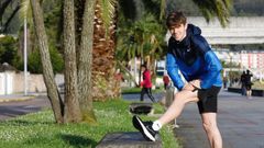 Adri�n Ben, en un entrenamiento por el paseo mar�timo de Covas