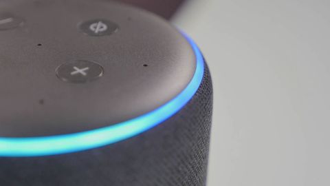 En la parte superior unos agujeros dejan entrever los micr�fonos, de largo alcance. Cuenta con un bot�n para inhabilitarlos. En ese caso, el anillo de leds se ilumina en rojo, mismo color que si no tiene conexi�n wifi