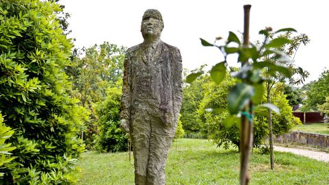 Álvaro de la Vega (1954) esculpió en granito, 85 años después, la pieza Camino al bosque.