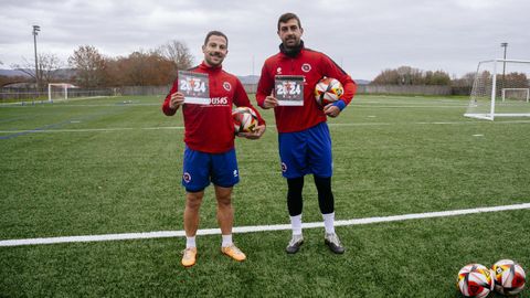 Varo y Corzo revisaron los primeros ejemplares del calendario de La Voz, para conmemorar el dcimo aniversario de la UD Ourense