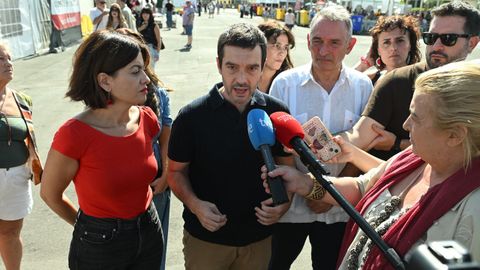 La ministra de Juventud e Infancia, Sira Rego, el ministro de Derechos Sociales, Consumo y Agenda 2030, Pablo Bustinduy, y el secretario general del PCE y diputado de Sumar, Enrique Santiago, con los medios este s�bado antes de un acto en Rivas-Vaciamadrid.