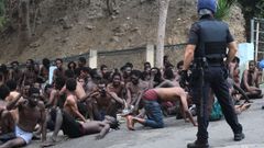 Los inmigrantes custodiados por la Polic�a, en Ceuta