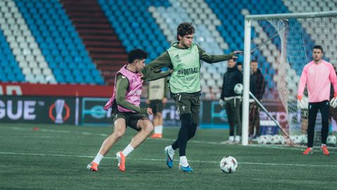 Hugo Burcio, Marcos Alonso e Iv�n Villar, durante el entrenamiento del Celta de este mi�rcoles en Belgrado.