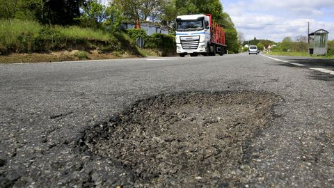 Un bache enorme en la N-540 a la altura de Calde, en el municipio de Lugo