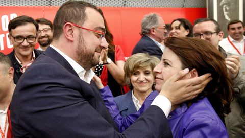  La vicesecretaria general del PSOE, Adriana Lastra (d), felicita al candidato del PSOE a la Presidencia del Principado, Adri�n Barb�n (i), que ha logrado ampliar la mayor�a socialista de catorce a veinte diputados, en presencia de la ministra de Sanidad, Maria Luisa Carcedo (c), esta noche en Oviedo