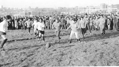 Uno de los partidos solteras-casadas que se jugaban en carnavales en el campo del Relmpago de Elvia, con el pblico abarrotando los alrededores del csped.