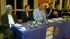 Francisco V�zquez Chantada (terceiro pola esquerda) na presentaci�n do seu libro �Cr�nica de Ofiusa� no Casino chantadino no 2003