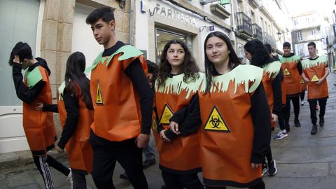 Los nios del Jaime Balmes disfrazados de contedores de reciclaje. VOZ NATURA