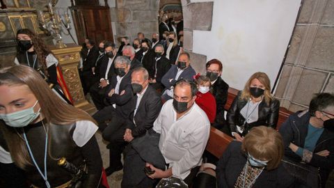 La Irmandade do Cristo da Misericordia sac en procesin las imgenes del Ecce Homo y las vrgenes de la Amargura y la Soledad tras la celebracin de la misa.