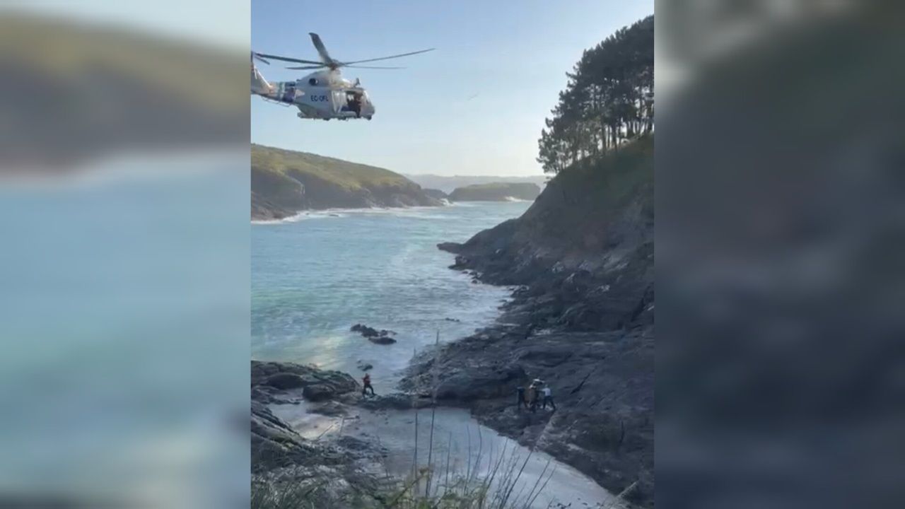 El Pesca rescata a un hombre en una cala de Oleiros