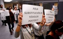 <span lang= es-es >Protesta ante la gerencia</span>. El Comit� de Primaria reclam� ayer que se cubran las bajas en todos los puestos. Llevaban carteles y corearon consignas pidiendo la �sustituci�n� del gerente de �rea �nica. La convocaron OMEGA, CESM, UGT, CSIF, CC.OO., SAE, SATSE y CIG-Sa�de 