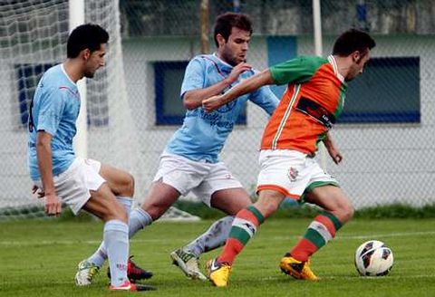 Isma (Ribadeo) persigue  a un jugador del Xallas con Andr�s Bouza ayudando en la presi�n.
