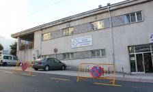 Entre las mejoras que se estudian figura dotar de una cubierta el aparcamiento de ambulancias. 