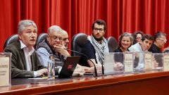 cao.A la izquierda, el rector, Ricardo Cao, durante la votaci�n celebrada ayer en A Maestranza