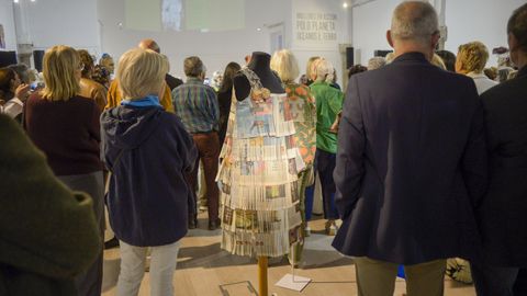 Exposición de vestidos con materiales de reciclaje que se puede ver en la Capela de Santa María de Lugo