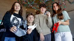 Alumos de bachillerato de A Corua, con diferentes prtesis sanitarias que utilizaron durante los talleres impartidos en la Domus por investigadores del Inibic 