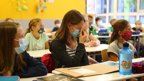 Estudiantes alemanes, con mascarillas, en la reapertura de las clases