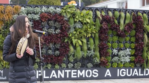 Inauguracin de un jardn vertical en Vimianzo. La cantante Irma Macas interpreta una pieza musical