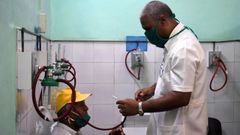 Un m�dico atiende a un paciente en un hospital de La Habana