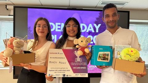 De izquierda a derecha, Mar�a, Teo y Alejandro al recoger el premio Lugo Explorer Space por su proyecto Mundo Mullu.