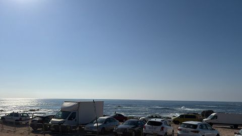 Fotograf�a de coches y autocaravanas en la zona tras las vallas, en espacio p�blico, cedida por Faro Pequeno.