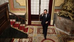 El ministro de Exteriores, Jos� Manuel Albares, conversa por tel�fono durante una sesi�n en el Congreso de los Diputados.