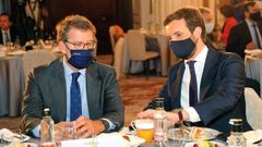 El presidente de la Xunta, Alberto N��ez Feijoo, y el l�der del PP, Pablo Casado, este martes en un desayuno informativo en Madrid